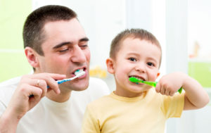 pulizia denti bambino