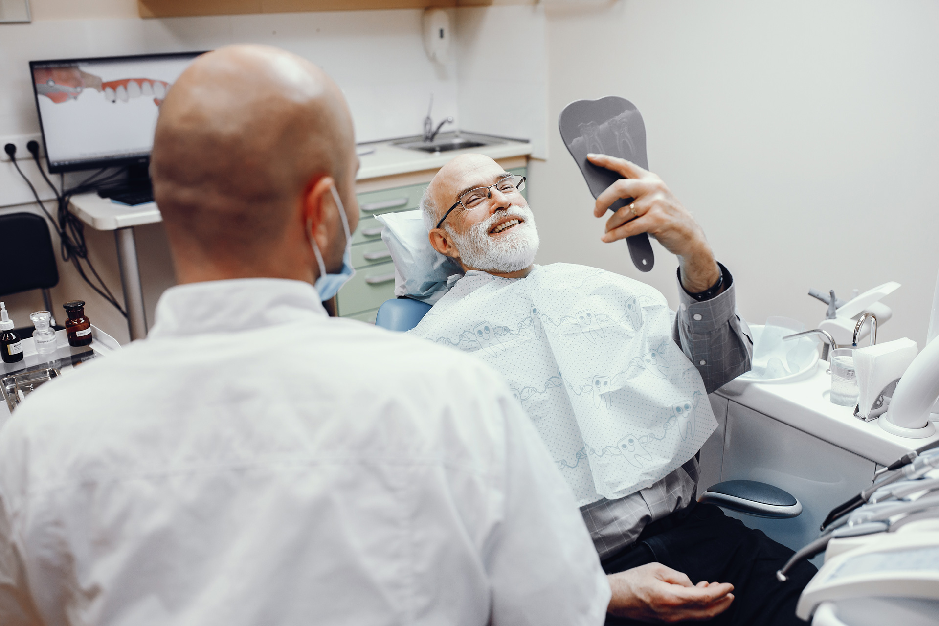 paziente-seduto-nell-ufficio-del-dentista